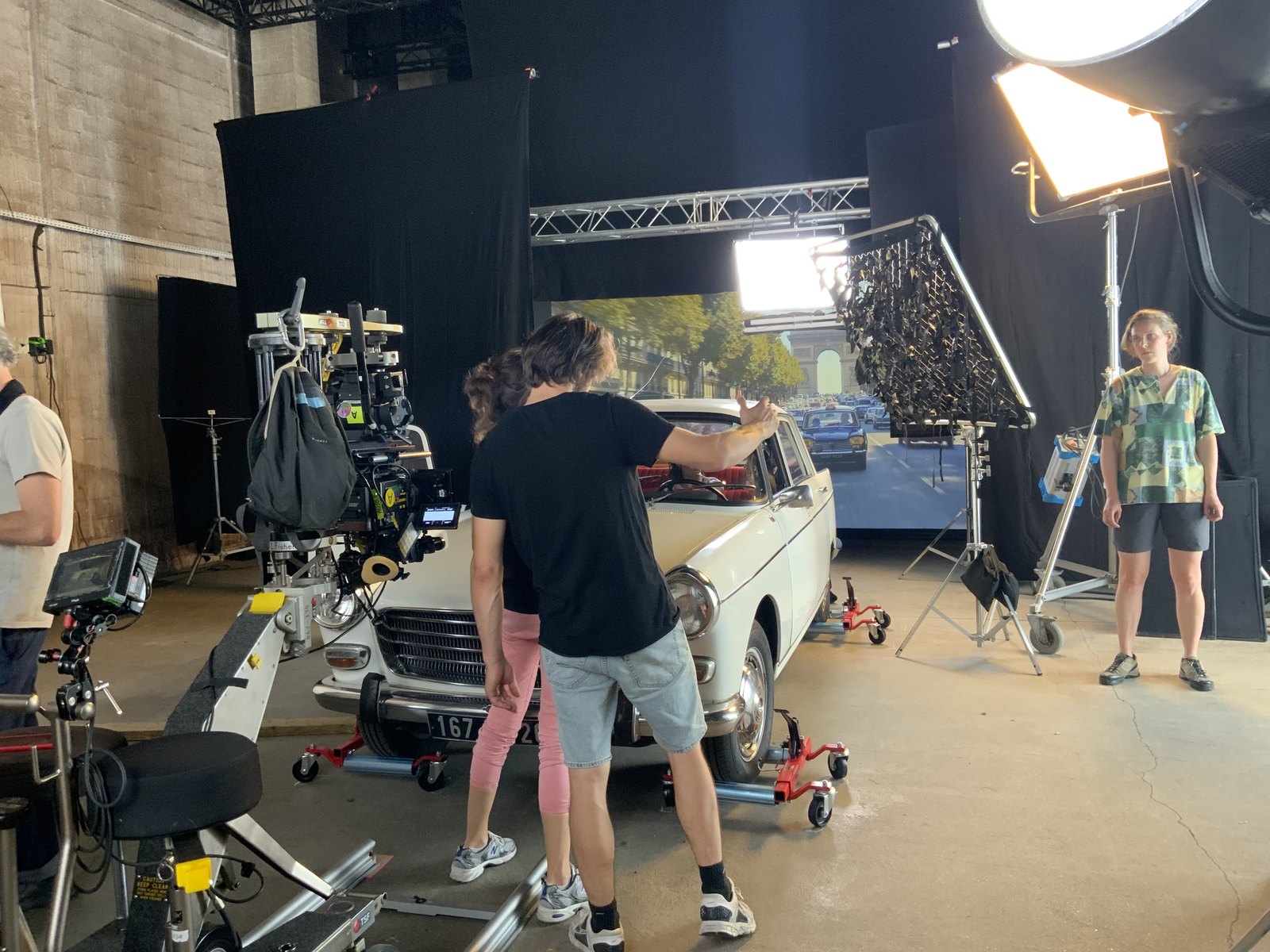 Réglage du véhicule devant l'écran de transparence — tournage du Petit Boucher